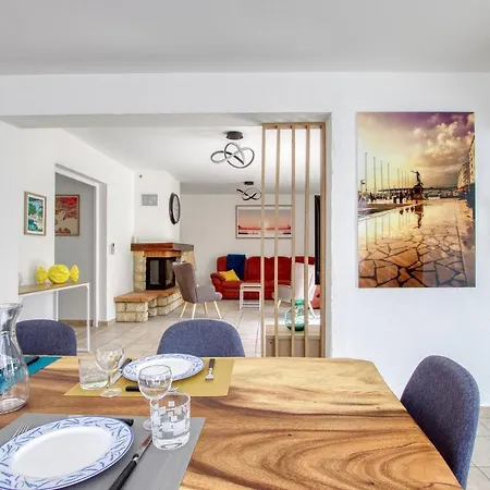 Holiday home Coquelicot - Maison Climatisee Avec Piscine